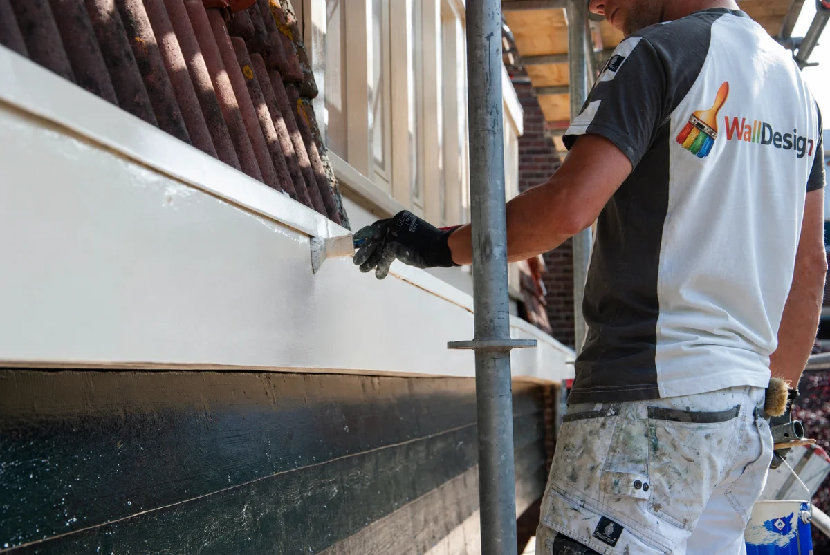 Peintre WallDesign rénovant une façade
